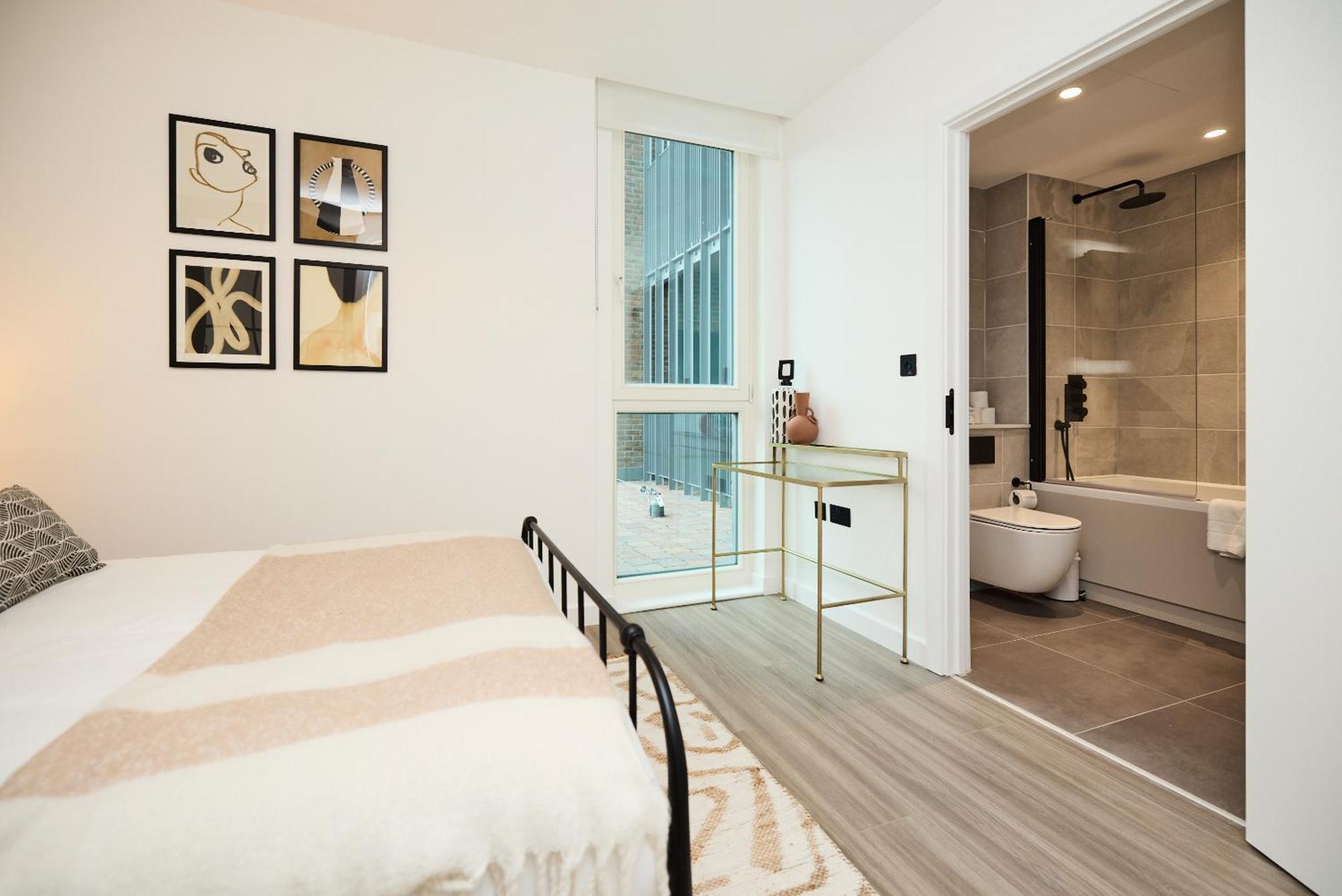 The Tottenham Hale Crib - Trendy 2bdr Flat With Balcony * Londra